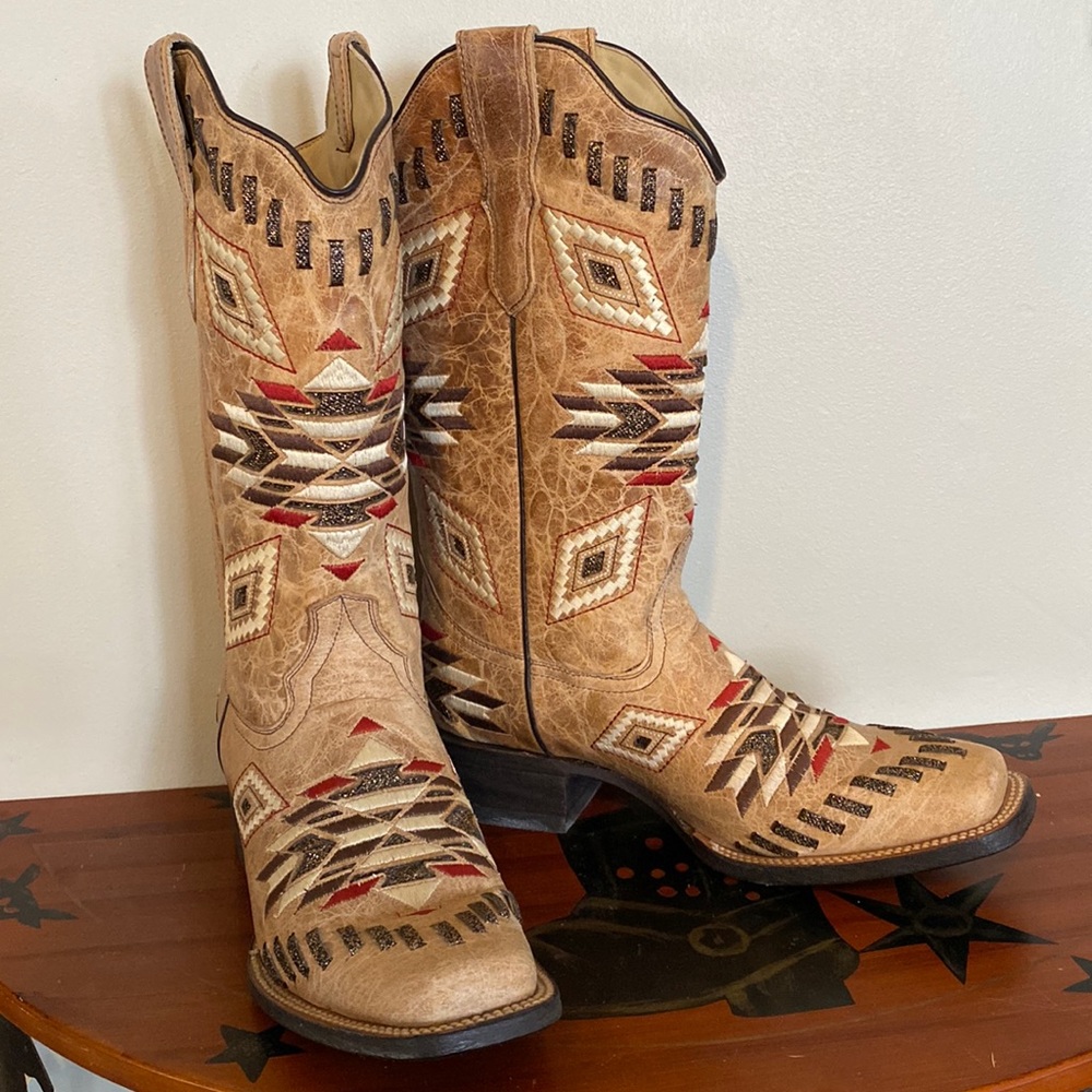 BRAND SPANKIN’ NEW Aztec Corrals size 9